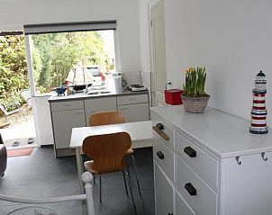 Keuken en eetruimte in Zeeland aan Zee vakantiehuis, Burgh-Haamstede, Schouwen-Duiveland, Zeeland.