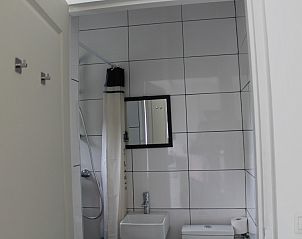 Moderne badkamer in Zeeland aan Zee vakantiehuis, Burgh-Haamstede, Schouwen-Duiveland, Zeeland.