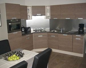 Moderne keuken in vakantiehuis Strandgaper, Renesse, Schouwen-Duiveland, compleet uitgerust voor een zorgeloos verblijf in Zeeland.