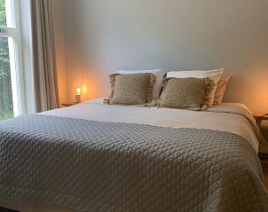 Sfeervolle slaapkamer in De Oester vakantiehuis, Renesse, Zeeland.