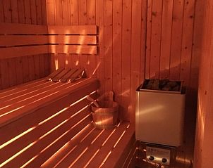 Geniet van luxe in de sauna van De Zeegel vakantiehuis in Renesse, Schouwen-Duiveland, voor ultieme ontspanning.