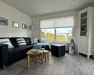 Eureka Park Chalet 126 in Renesse, lichte woonkamer met uitzicht op de tuin.