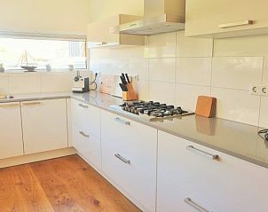 Ruime keuken in een vakantiehuis bij Strandpark De Zeeuwse Kust, Renesse, met moderne apparatuur en veel werkruimte.
