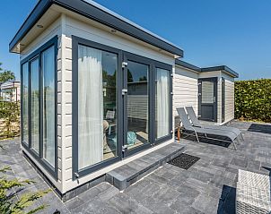 Moderne buitenkant van Eureka Park Chalet 92, vakantiehuis in Schouwen-Duiveland, met ruime veranda.