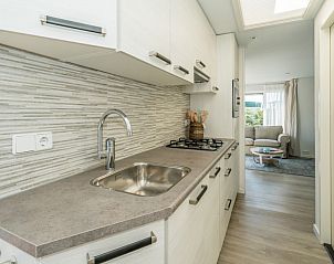 Stijlvolle keuken in Eureka Park Chalet 92, Renesse, met moderne apparatuur en veel daglicht.