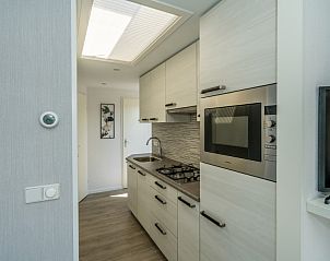 Compacte en functionele keuken in Eureka Park Chalet 92, vakantiehuis in Zeeland, met ingebouwde oven.