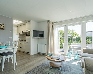 Open leefruimte in Eureka Park Chalet 92, Renesse, met moderne keuken en comfortabele zithoek.