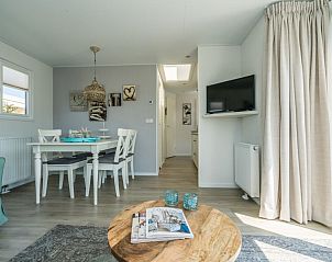 Ruime woonkamer in Eureka Park Chalet 92, Schouwen-Duiveland, met uitzicht op het zonnige terras.