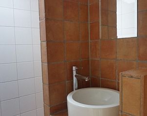 Moderne badkamer van Westhoek 14 vakantiehuis in Renesse, Schouwen-Duiveland, met stijlvolle wastafel.