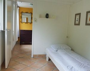 Extra slaapkamer in Westhoek 14 vakantiehuis, Renesse, met eenpersoonsbed en lichte inrichting.