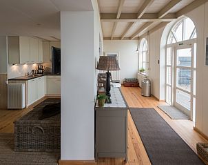 Gezellige binnenruimte van Lodge Tureluur in Zeeland met moderne keuken en uitnodigende sfeer.