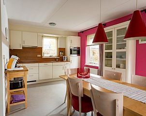 Ruime keuken van vakantiehuis Arcadia in Zonnemaire, Schouwen-Duiveland met moderne voorzieningen en eethoek.