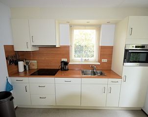 Moderne keuken in Arcadia vakantiehuis in Zonnemaire, Schouwen-Duiveland met houten details en veel lichtinval.