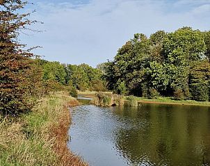 Rustieke vijver in de natuur rondom Vakantiehuisje in Dreischor, Schouwen-Duiveland, Zeeland.