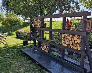 Houtopslag en zithoek in de tuin van Vakantiehuisje in Dreischor, Schouwen-Duiveland, Zeeland.