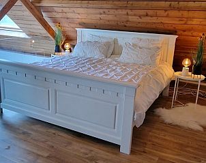 Knusse slaapkamer in Vakantiehuisje in Dreischor, Schouwen-Duiveland, Zeeland met houten details.