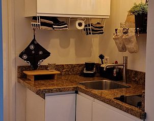 Compacte keuken in Vakantiehuisje in Dreischor, Schouwen-Duiveland, Zeeland met moderne voorzieningen.