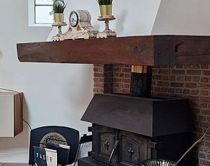 Gezellige open haard in de woonkamer van Vakantiehuisje in Dreischor, Schouwen-Duiveland, Zeeland.