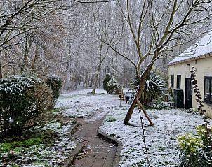Besneeuwd terras bij Vakantiehuisje in Dreischor, Schouwen-Duiveland, Zeeland met tuinmeubilair.
