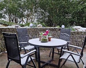 Houten loft met glazen wand in Vakantiehuisje in Dreischor, Schouwen-Duiveland, Zeeland.