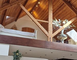 Groene tuin met bloemen en picknicktafel bij Vakantiehuisje in Dreischor, Schouwen-Duiveland, Zeeland.