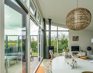 Lichte woonkamer van Buitenplaats Oudendijke 4 persoons vakantiehuis in Ellemeet met uitzicht op natuur, Zeeland.