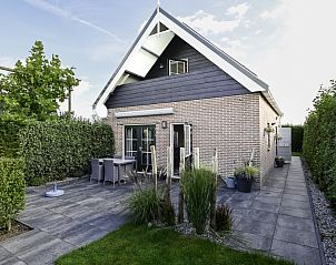 Zonnig terras van Ellemeet aan zee, een vakantiehuis in Ellemeet, Zeeland, met comfortabele buitenzitjes.