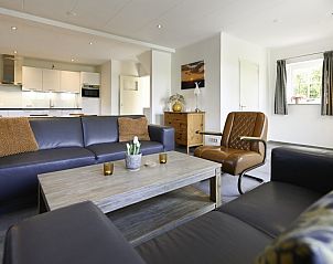 Stijlvolle woonkamer van Ellemeet aan zee, vakantiehuis in Ellemeet, Schouwen-Duiveland, met moderne inrichting.