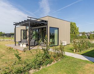 Moderne lodge met terras en tuin bij Buitenplaats Hotel, bed and breakfast in Ellemeet, Schouwen-Duiveland, Zeeland.