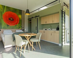 Stijlvolle binnenruimte met kitchenette bij Buitenplaats Hotel, bed and breakfast in Ellemeet, Schouwen-Duiveland, Zeeland.