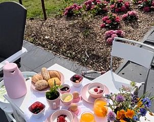 Ontbijttafel buiten bij Huisje in Noordgouwe, bed and breakfast in Noordgouwe, Zeeland.