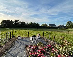 Ruim terras met uitzicht bij Huisje in Noordgouwe, bed and breakfast in Noordgouwe, Zeeland.