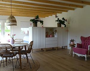 Ruime woonkamer in Huisje in Noordgouwe, bed and breakfast in Schouwen-Duiveland, Zeeland.