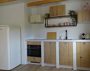 Moderne keuken in Huisje in Noordgouwe, bed and breakfast in Noordgouwe, Zeeland.