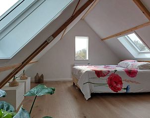 Lichte slaapkamer met dakramen in Vakantiehuis in Noordgouwe, perfect voor een goede nachtrust in Zeeland.