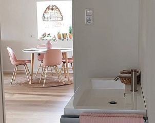 Stijlvolle wastafel in Vakantiehuis in Noordgouwe met uitzicht op de eetkamer in Zeeland.