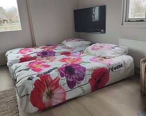Slaapkamer met twee eenpersoonsbedden in Vakantiehuis in Noordgouwe, ideaal voor gezinnen in Zeeland.