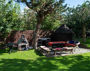 Gezellig terras met barbecue bij De Grote Beer in Westenschouwen, Schouwen-Duiveland, Zeeland.