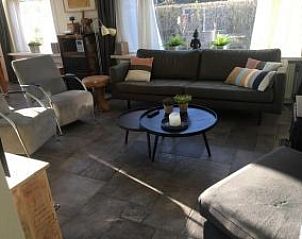 Gezellige woonkamer van vakantiehuis Franken in Westenschouwen, Schouwen-Duiveland met comfortabele zitruimte.