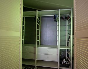 Slaapkamer met stapelbed in Vakantiewoning Salvatorhoeve 91, ideaal voor gezinnen in Ouwerkerk, Schouwen-Duiveland, Zeeland.