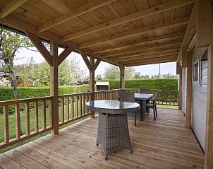 Zijaanzicht van vakantiehuis ZE648 met veranda in Ouwerkerk, Schouwen-Duiveland, Zeeland.