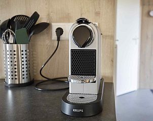 Overdekt terras van vakantiehuis ZE836 in Ouwerkerk, ideaal voor buiten dineren.