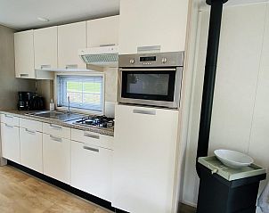 Moderne keuken in VZ539 Vakantiechalet Ouwerkerk, volledig uitgerust voor een comfortabel verblijf in Schouwen-Duiveland.