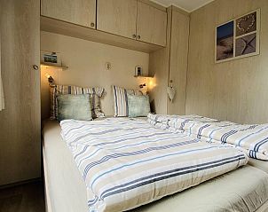 Gezellige slaapkamer in VZ539 Vakantiechalet Ouwerkerk, ideaal voor een ontspannen verblijf in Schouwen-Duiveland.