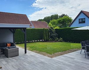 Ruim terras met zitgedeelte bij De Duunhaes vakantiehuis in Ouddorp, ideaal voor buitenactiviteiten en ontspanning.