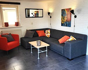 Stijlvolle woonkamer van De Schurveling in Ouddorp, Zeeland met comfortabele zithoek.