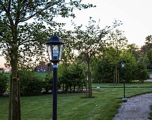 Sfeervolle tuinverlichting bij Vakantiehuis in Looperskapelle, Zeeland, voor een gezellige avond.