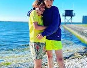 Kinderen genieten van de kust bij Huisje in Looperskapelle, vakantiehuis in Schouwen-Duiveland, Zeeland.