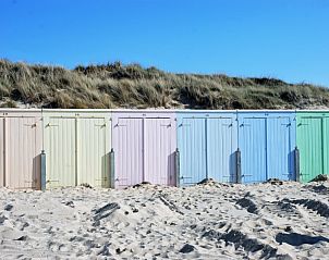 Kleurrijke strandhuisjes vlakbij Hoeve Plantlust: Barn left in Oostkapelle, Walcheren, Zeeland.