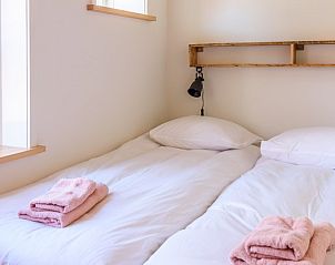 Gezellige slaapkamer met tweepersoonsbed in Hoeve Plantlust, vakantiehuis Oostkapelle.